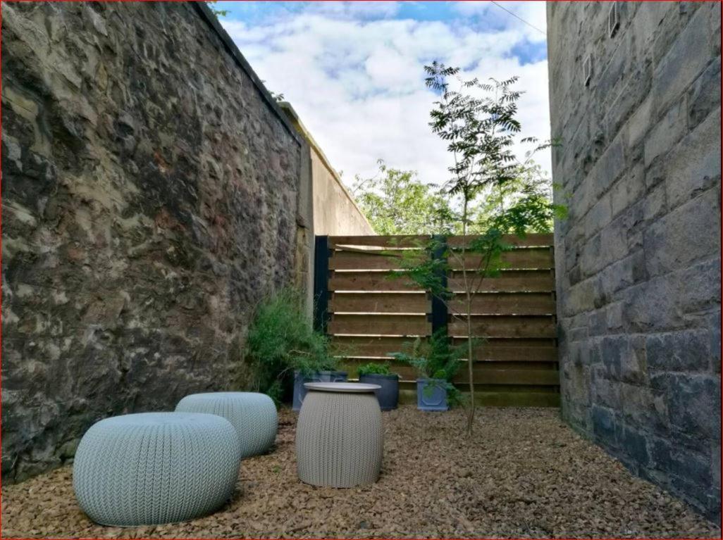 Central Mezzanine Apartment In Historic School Edinburgh Exterior foto