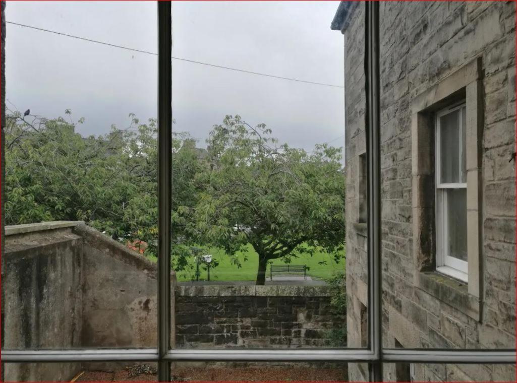 Central Mezzanine Apartment In Historic School EDI Exterior foto