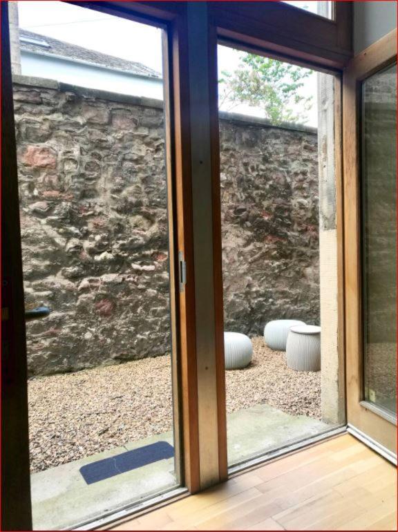 Central Mezzanine Apartment In Historic School EDI Exterior foto