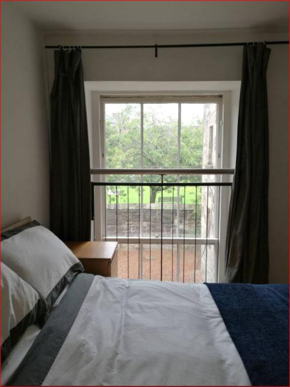 Central Mezzanine Apartment In Historic School Edinburgh Exterior foto