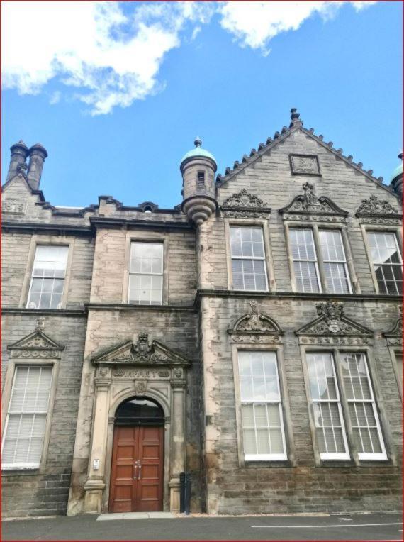 Central Mezzanine Apartment In Historic School Edinburgh Exterior foto