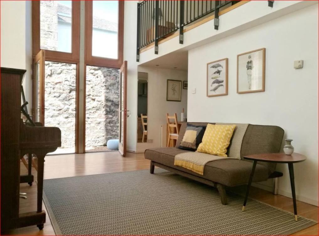Central Mezzanine Apartment In Historic School EDI Exterior foto